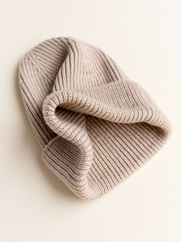 Beanie i merino uld fra Hvid Knitware, Fonzie - Sand