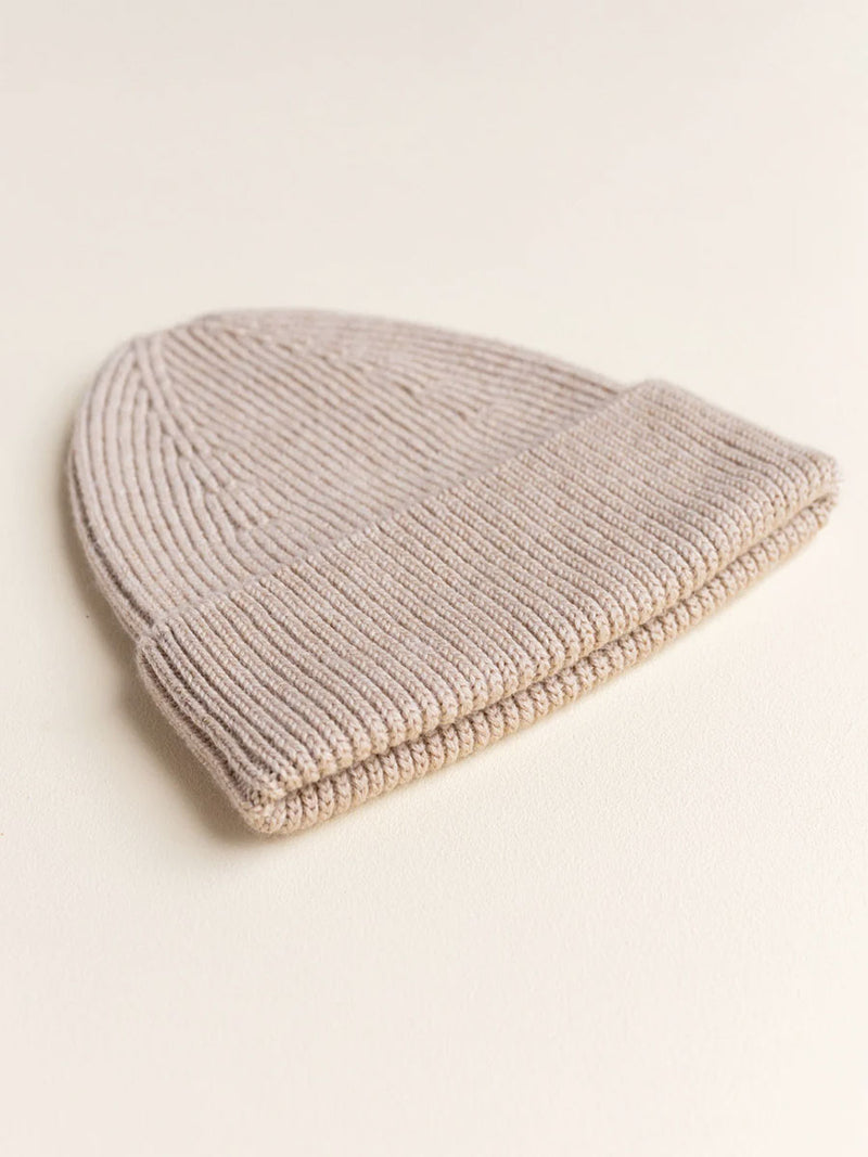 Beanie i merino uld fra Hvid Knitware, Fonzie - Sand