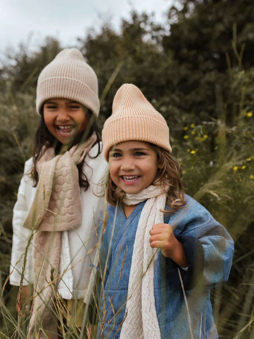 Fonzie Beanie i merino uld fra Hvid Knitware, Sand