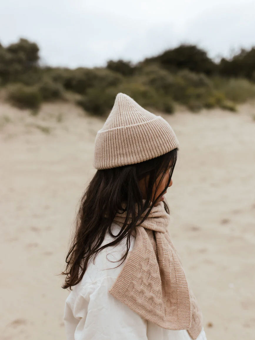 Beanie i merinould fra Hvid Knitware, Fonzie Sand