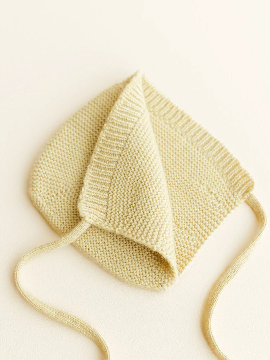 Newborn kyse i merino uld fra Hvid Knitware - Light Yellow.