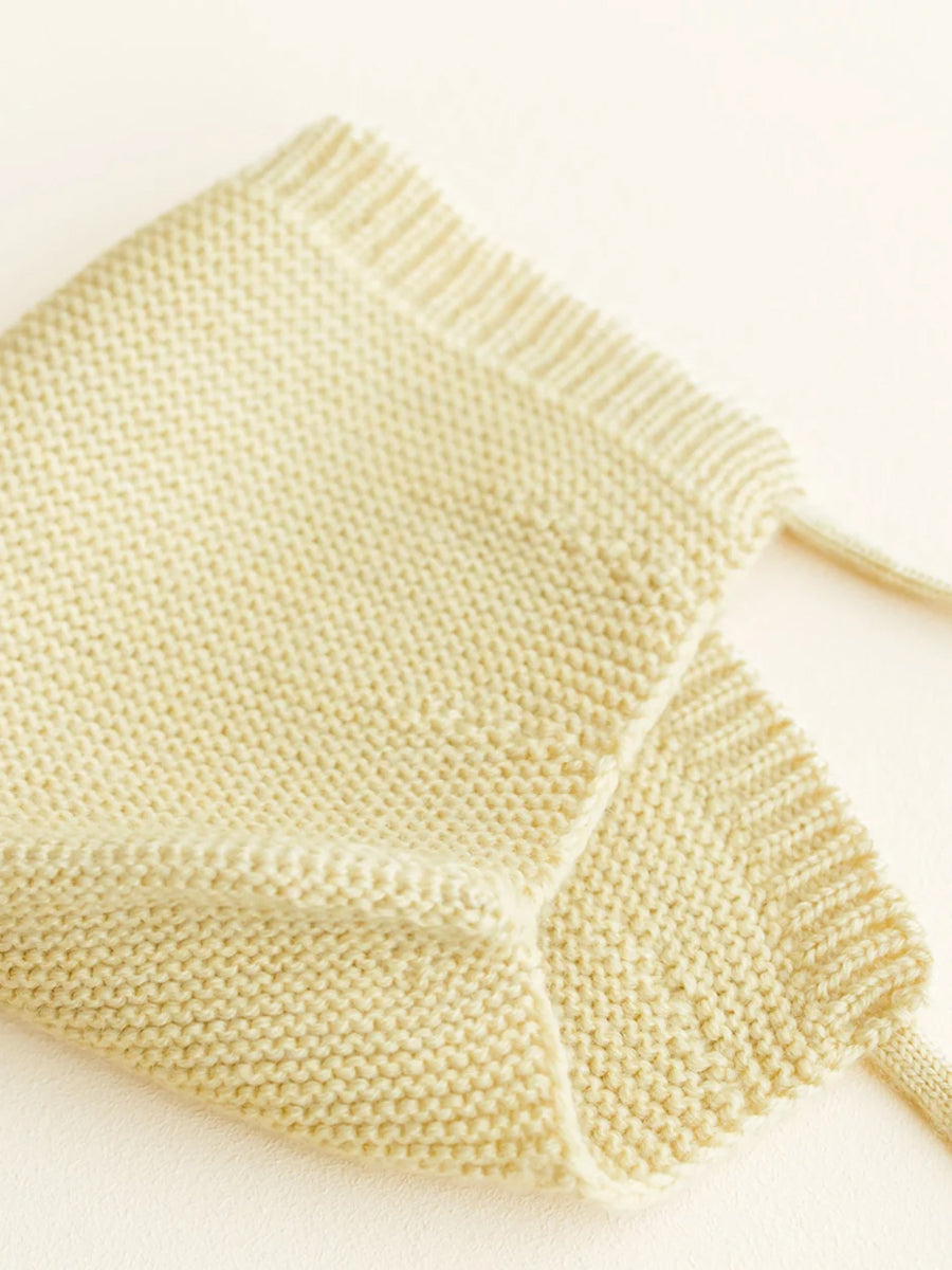 Newborn kyse i merino uld fra Hvid Knitware -Light Yellow.