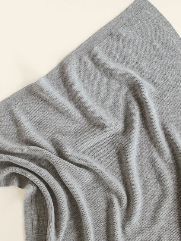 Babytæppe i merino uld fra Hvid Knitware - Felix Grey Melange.