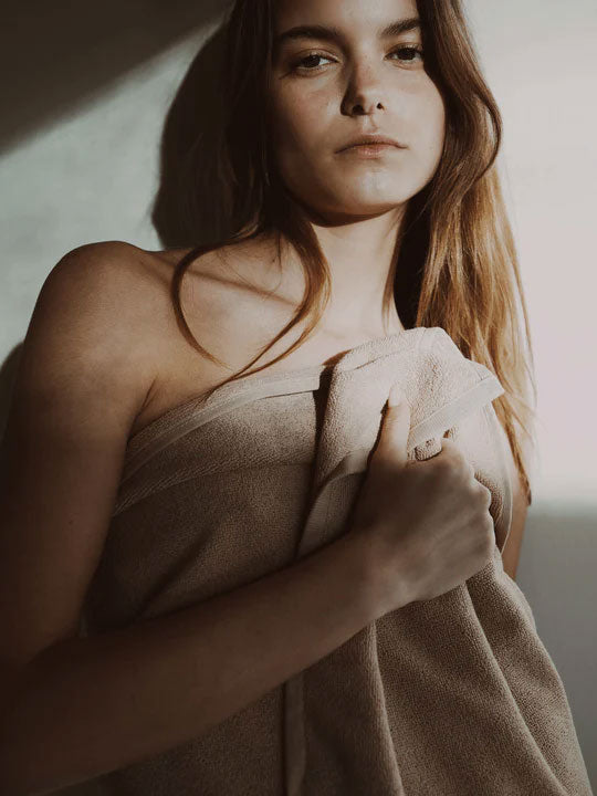 Una håndklæde fra Studio Feder (70 x 140 cm) - Pink Sand