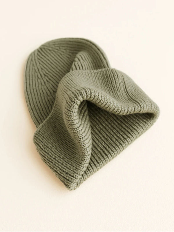 Beanie i merino uld fra Hvid Knitware, Fonzie - Artichoke.