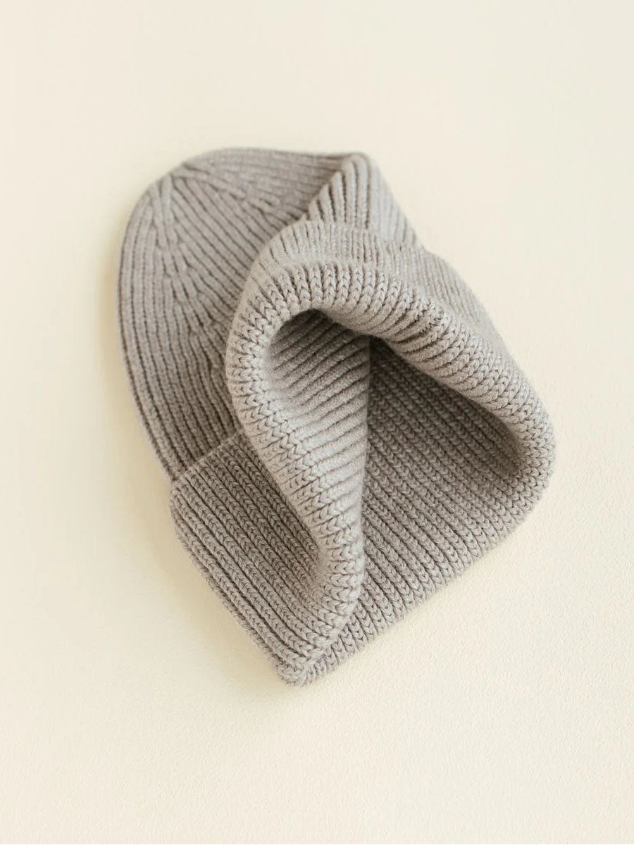 Beanie til voksne fra Hvid Knitware - Pebble.