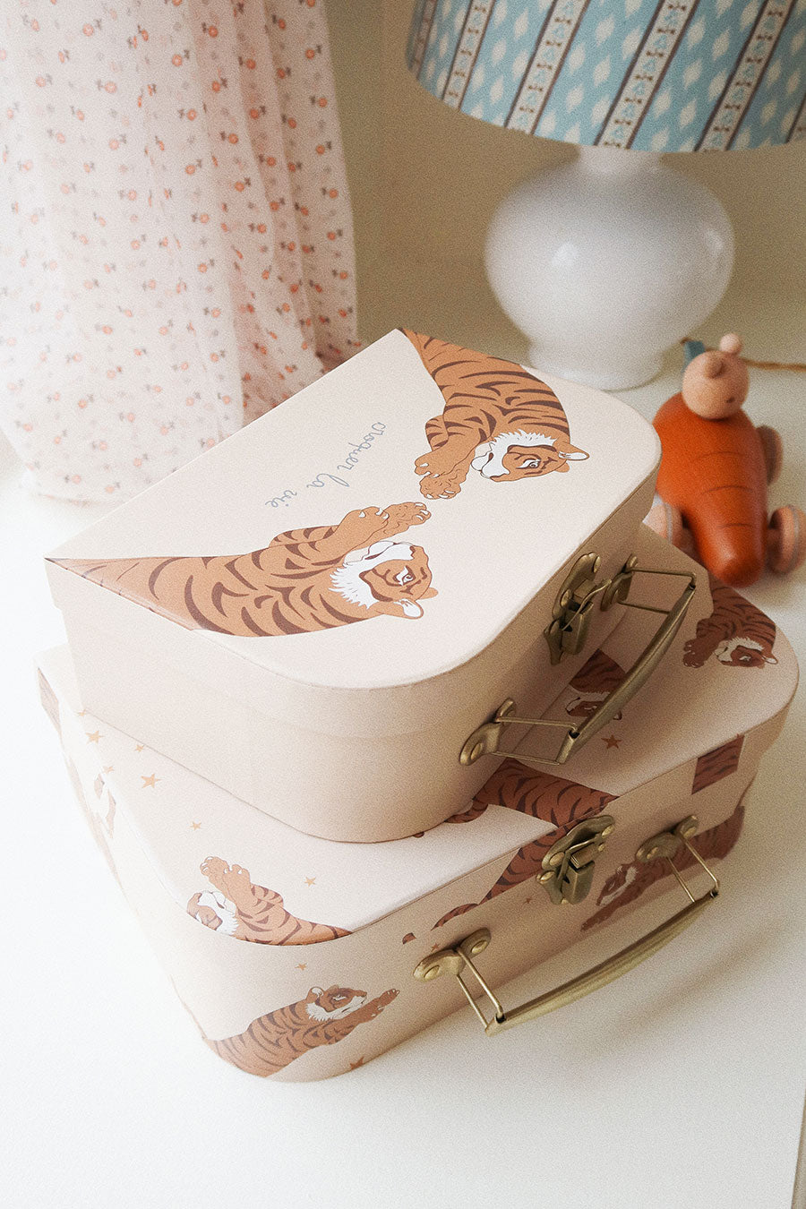 Børne Kufferter fra Konges Sløjd (2 stk) - Tiger Sand