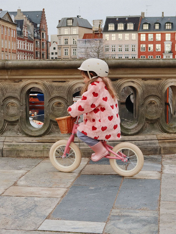 Flot cykelhjelm med Lemon print fra Konges Sløjd.