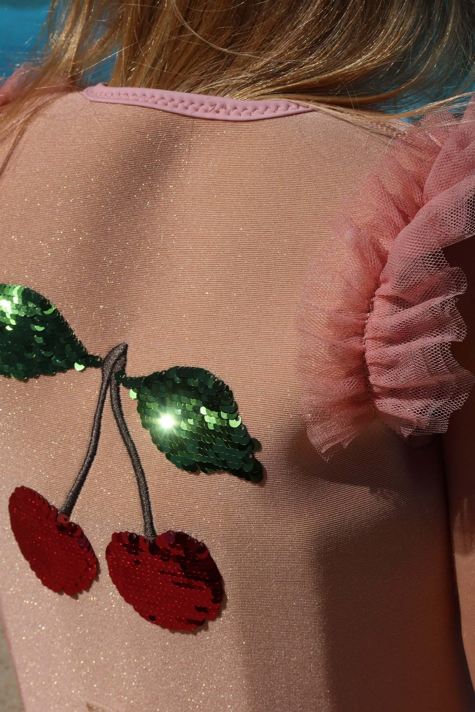 Svømmevest med tyl,flæser og kirsebær fra Konges Sløjd.