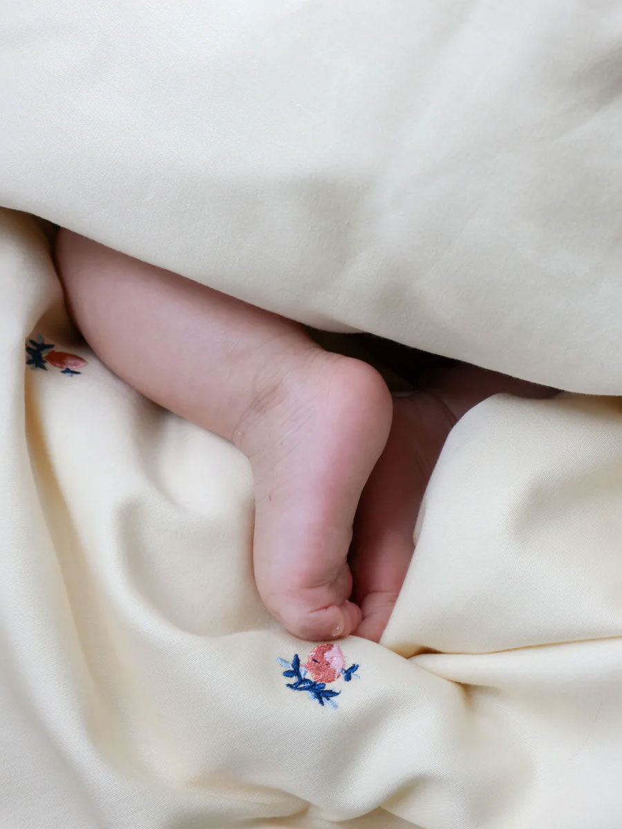 Babysengetøj med broderi fra Cam Cam - Berries