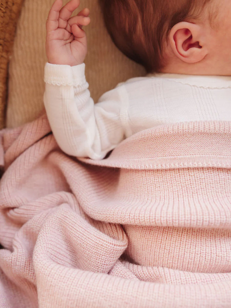 Babytæppe i merino uld fra Hvid Knitware - Felix Lyserød