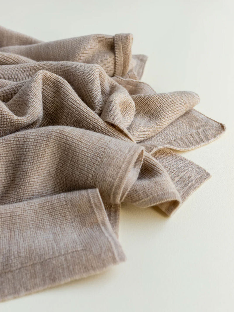 Felix babytæppe i merino uld fra Hvid Knitware - Sand