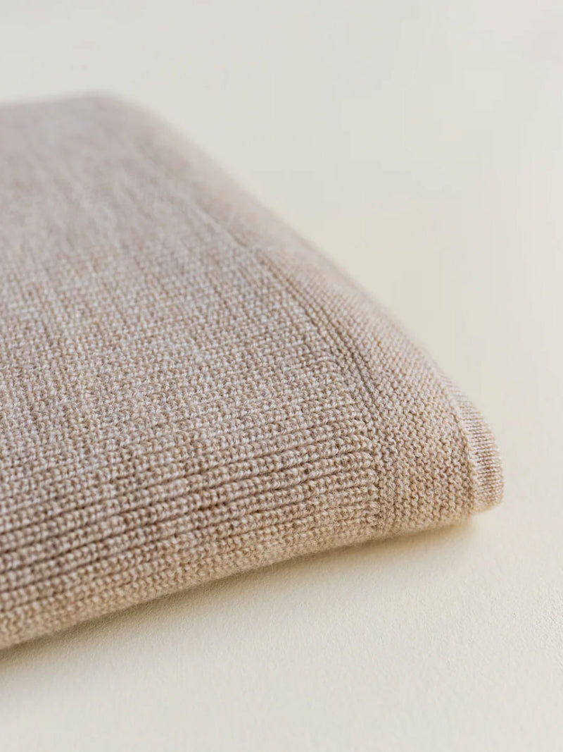 Felix babytæppe i merinould fra Hvid Knitware Sand