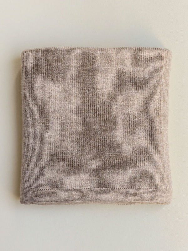 Babytæppe i merino uld fra Hvid Knitware - Felix Sand