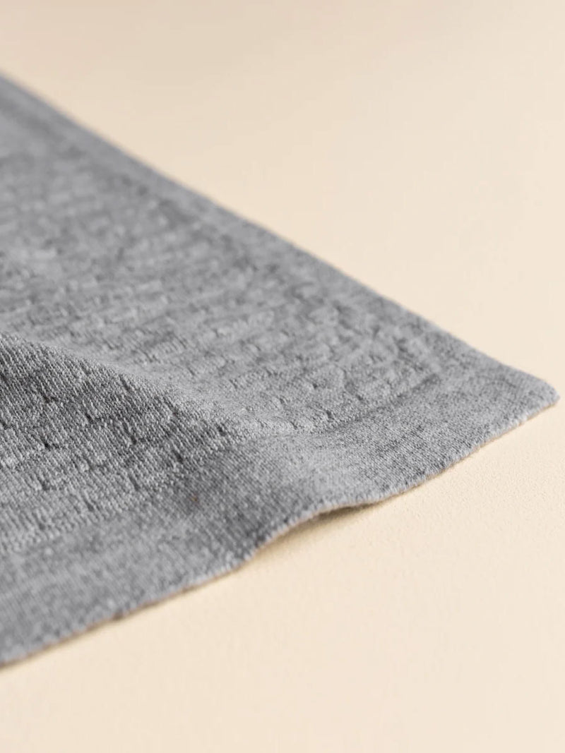 Frankie tæppe i merino uld fra Hvid Knitware - Grey Melange