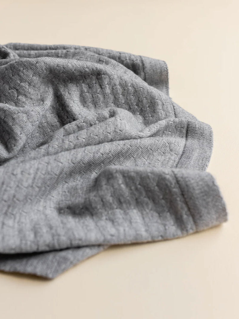 Frankie tæppe i merinould fra Hvid Knitware - Grey Melange