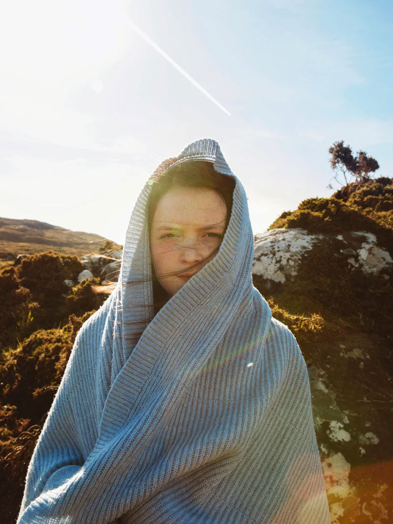 Hvid Knitware Gaston tæppe- Frost Blue