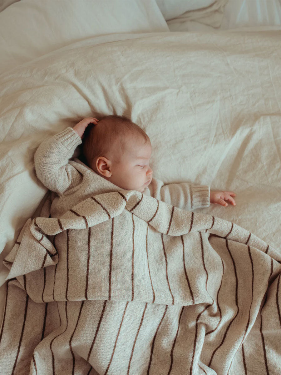 Stribet Harry Babytæppe i merino uld fra Hvid Knitware - Cream/Sand