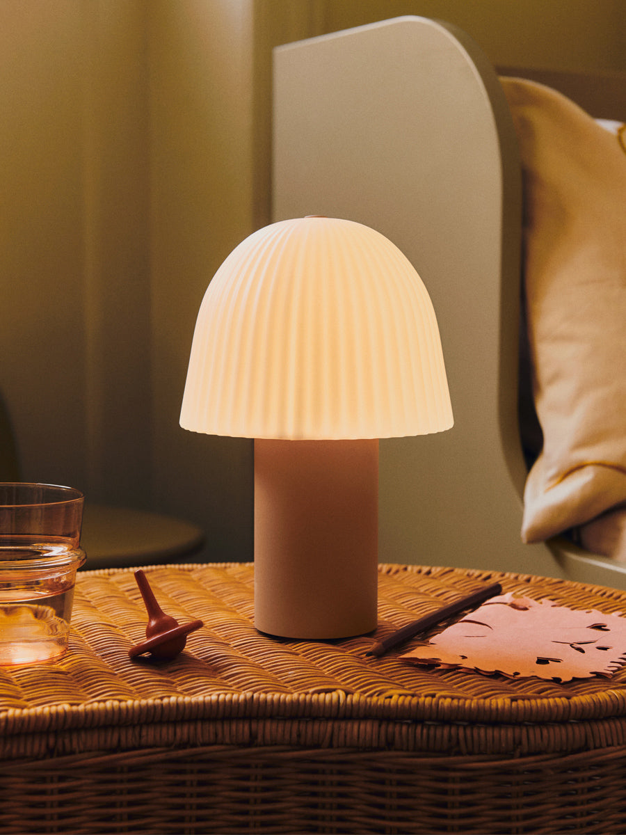 Bærbar lampe fra Ferm Living - Cashmere.