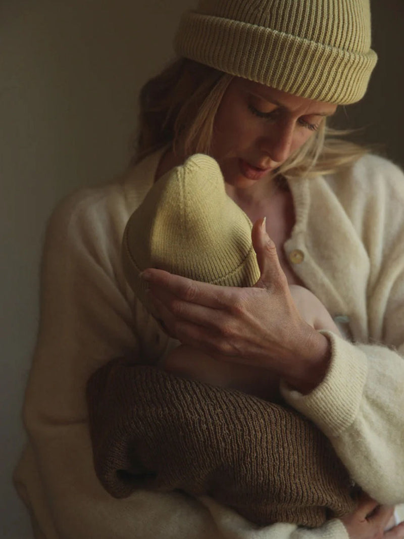 Beanie til nyfødt i merino uld fra Hvid Knitware, newborn - Light Yellow.