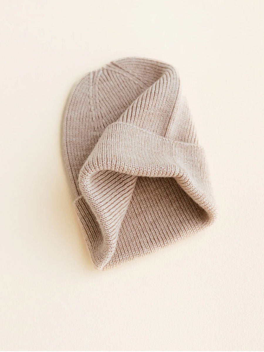 Beanie til nyfødt i merino uld fra Hvid Knitware, Fonzie newborn - Sand