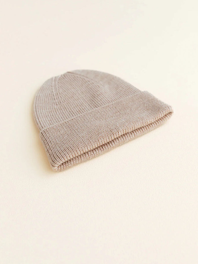 Beanie til nyfødt i merino uld fra Hvid Knitware, Fonzie newborn , Sand