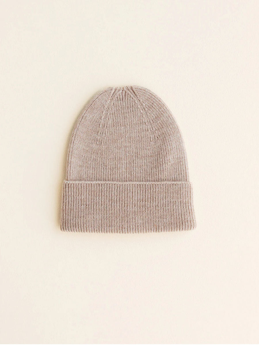 Beanie til nyfødt i merino uld fra Hvid Knitware, Fonzie newborn - Sand.