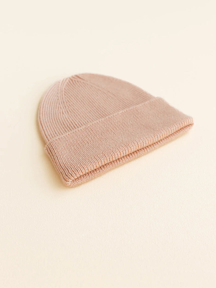 Beanie til nyfødt i merino uld fra Hvid Knitware, Fonzie newborn - Rose.