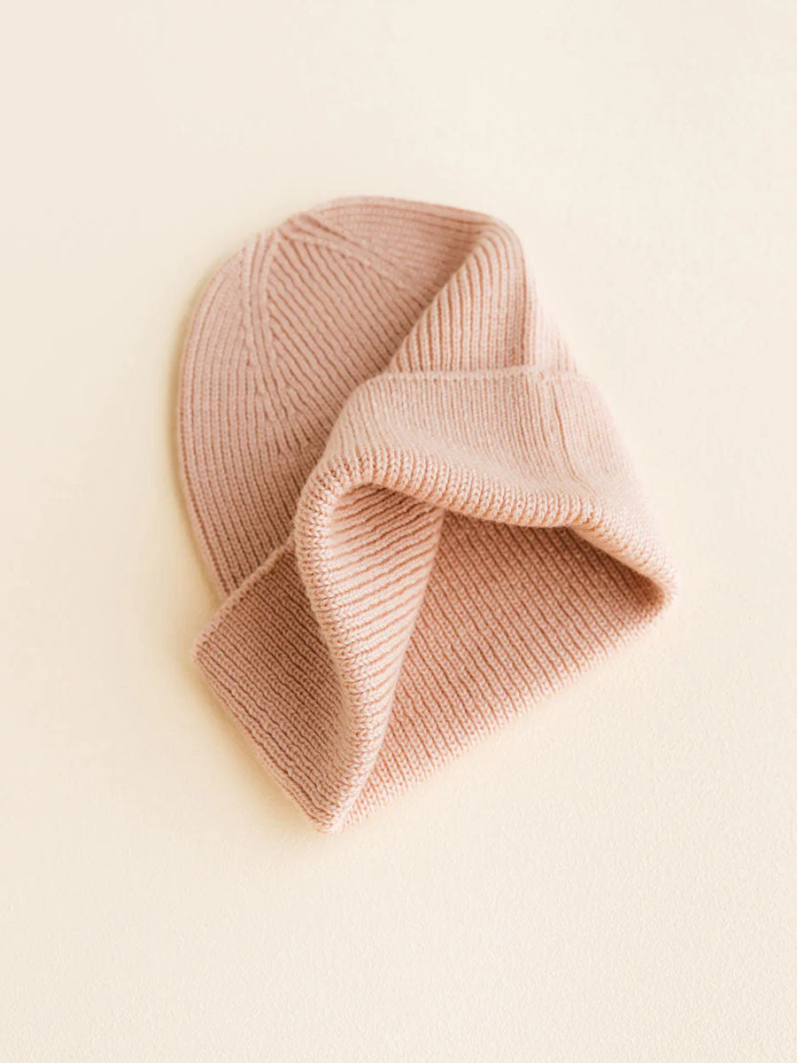 Beanie til nyfødt i merino uld fra Hvid Knitware, Fonzie newborn , Rose
