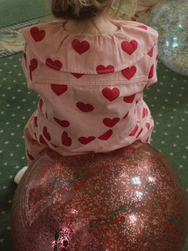 Kæmpe hoppebold med håndtag fra Konges Sløjd - cherry glitter