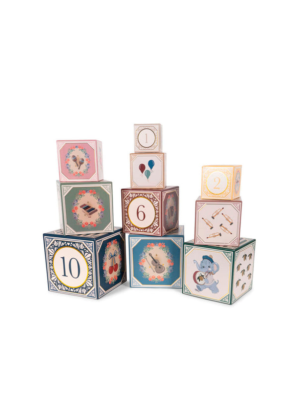 Fine stabelkasser til børneværelset fra danske Konges Sløjd.