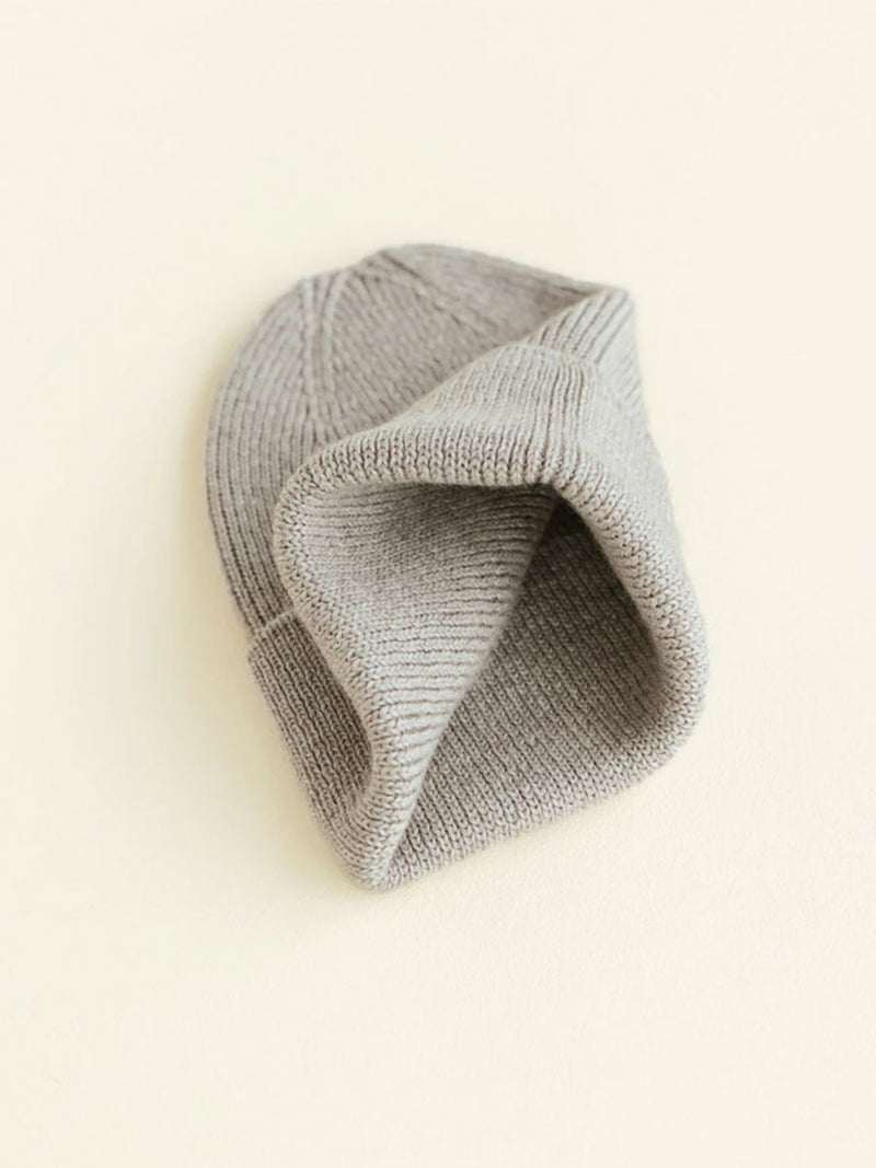 Beanie til nyfødt i merino uld fra Hvid Knitware, Fonzie newborn .Pebble