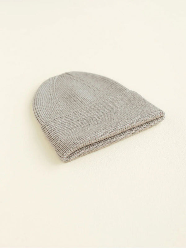 Beanie til nyfødt i merino uld fra Hvid Knitware, Fonzie newborn - Pebble.