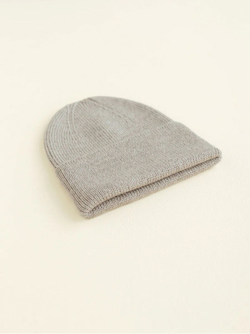Beanie til nyfødt i merino uld fra Hvid Knitware, Fonzie newborn - Pebble.