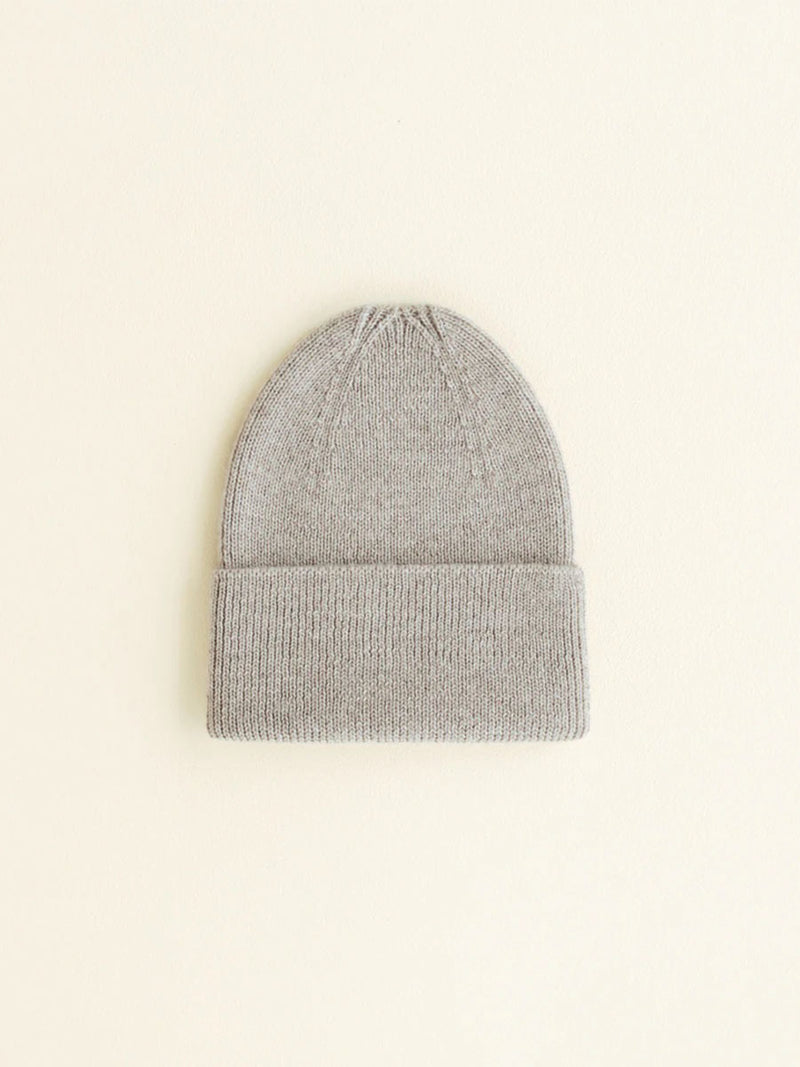 Beanie til nyfødt i merino uld fra Hvid Knitware, Fonzie newborn - Pebble