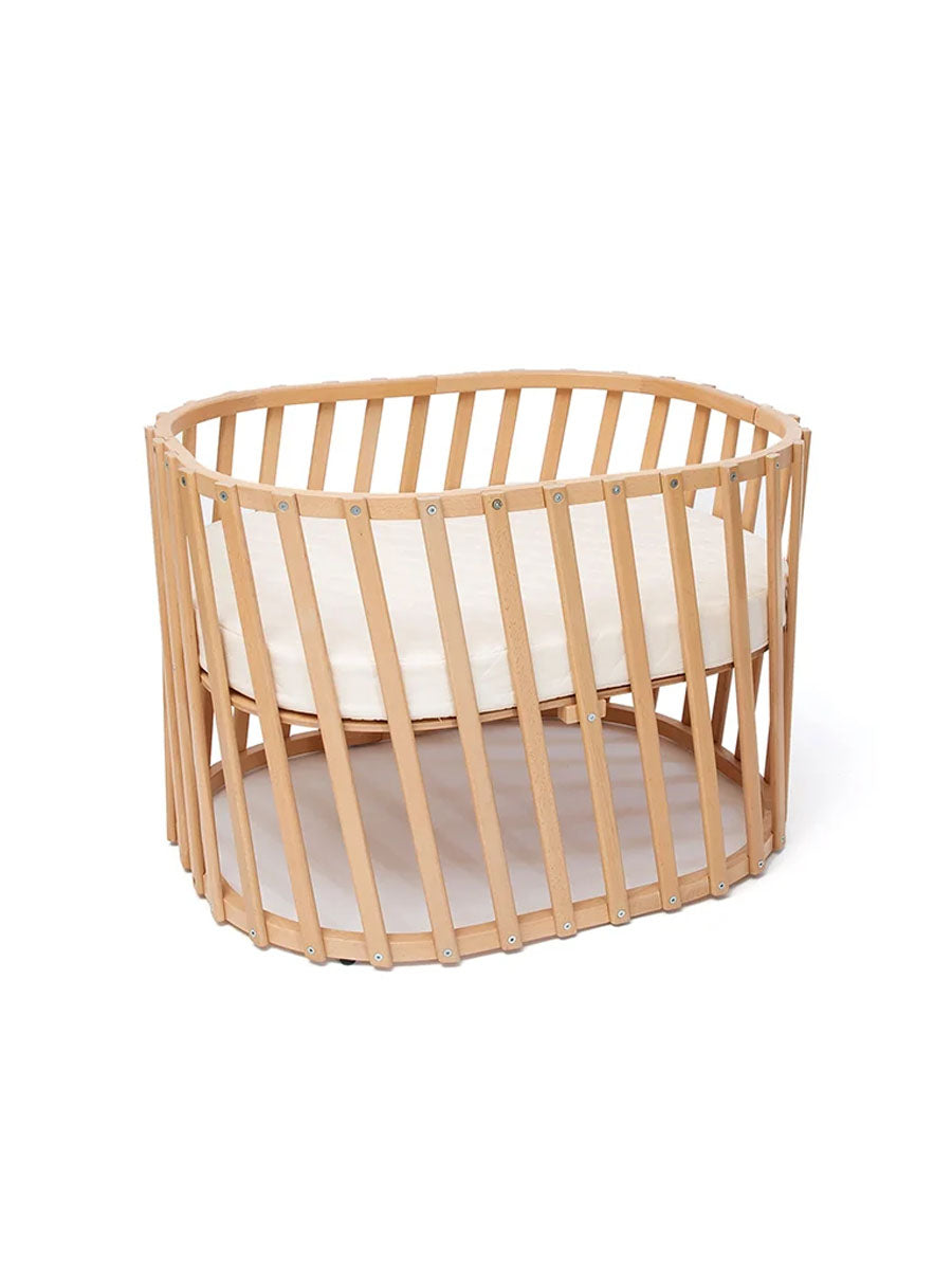 Træbabyseng med madras fra Charlie Crane - Lugo