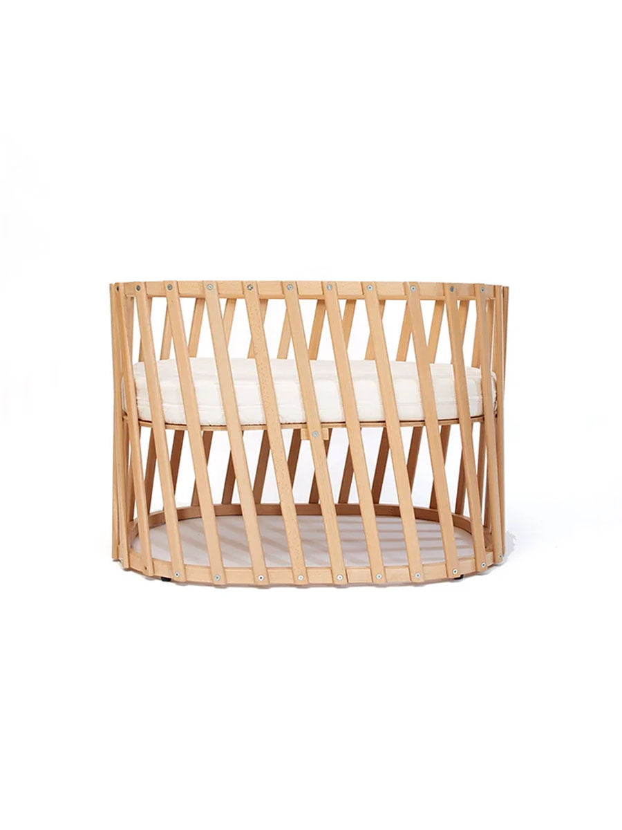 Træbabyseng med madras fra Charlie Crane - Lugo