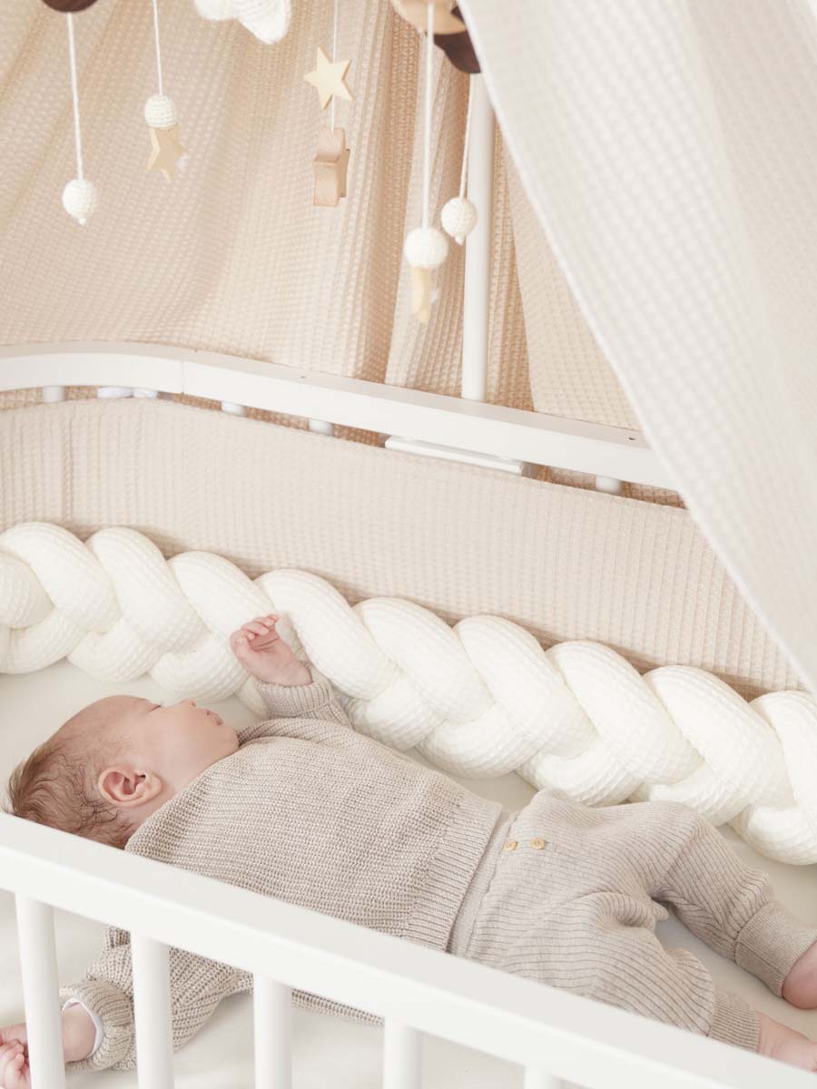 Sengerand til Babybay i vaffelvævet Bomuld. Lysegrå.