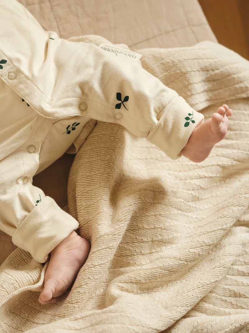 Babygavesæt med sparkedragt og hue fra Moonboon , Leaf