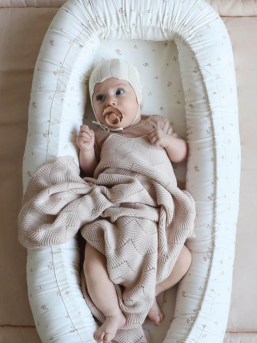 Smukt og utroligt blødt striktæppe i et fint muslingeskalmønster