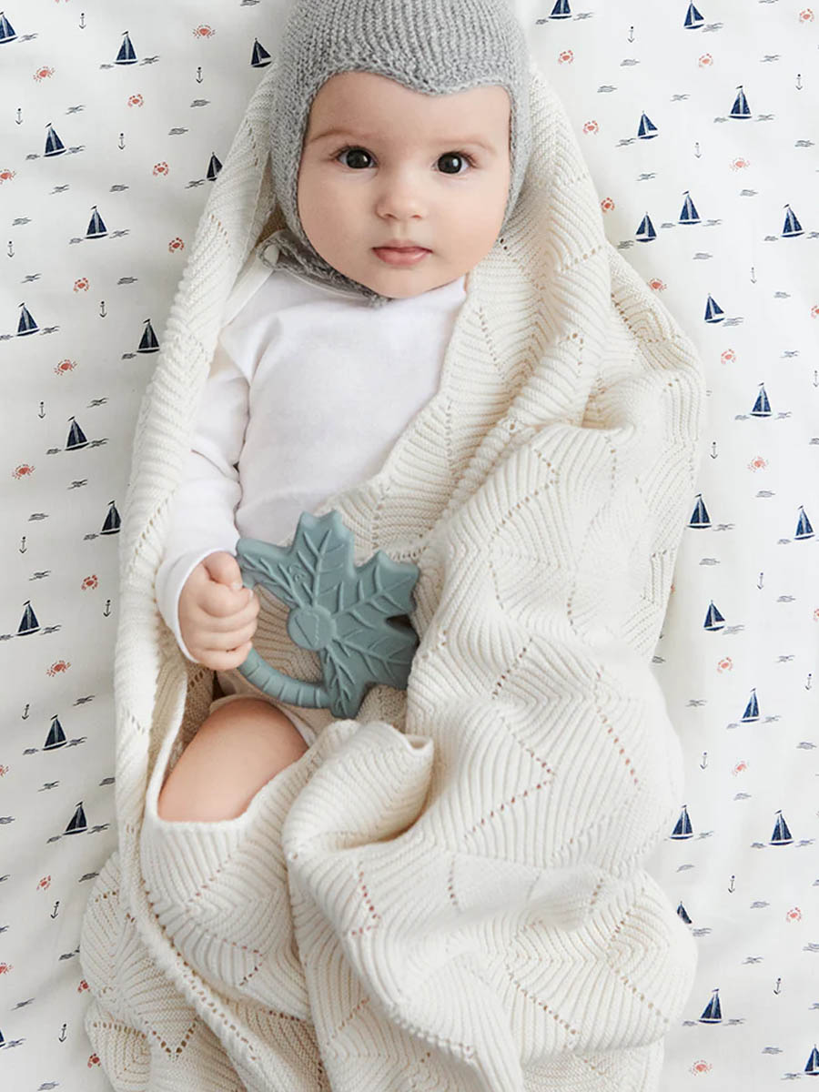 Smukt og utroligt blødt striktæppe i et fint muslingeskalmønster