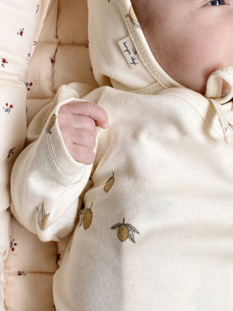 Blød og sød babyhue med det fineste print til nyfødte fra danske Konges Sløjd.