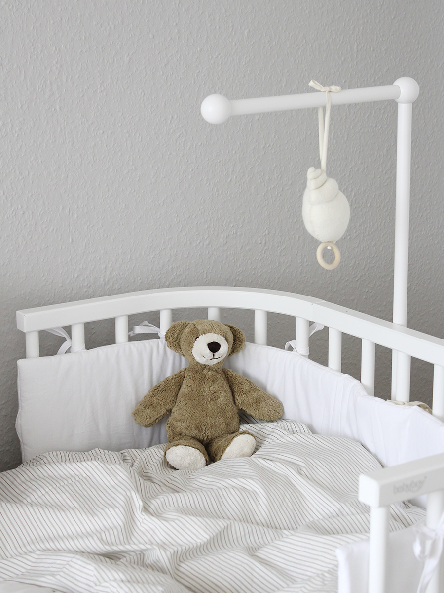 Bedside crib af Carl Sofie Molge