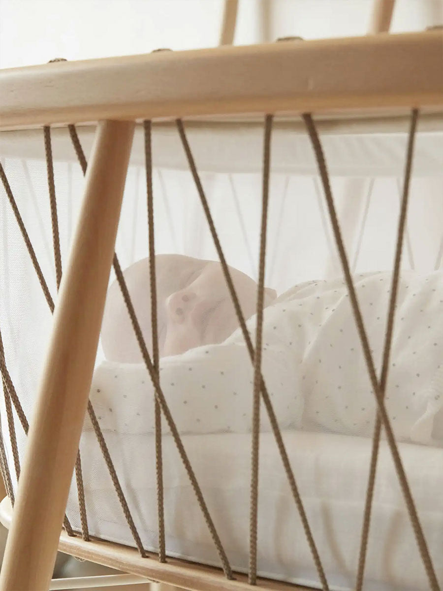 Vugge med madras fra Charlie Crane Kumi Hazelnut