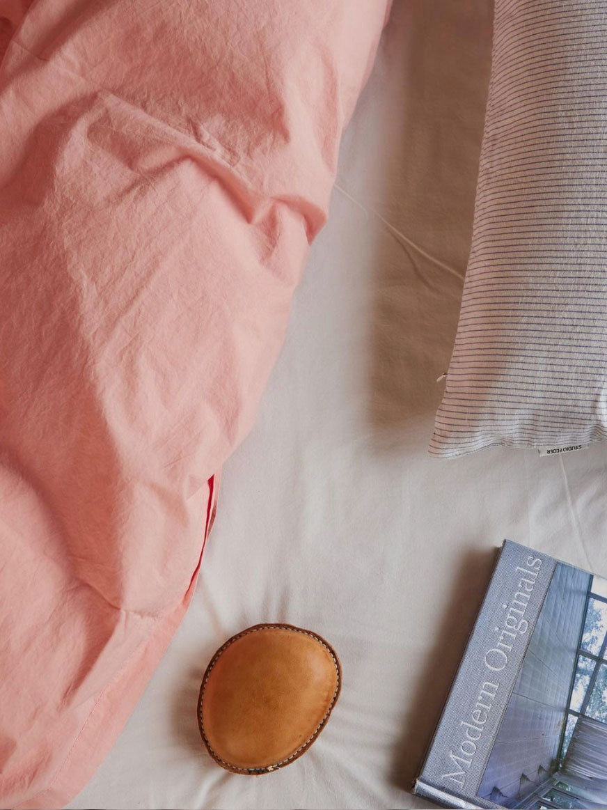 Babysengetøj fra Studio Feder - Peach