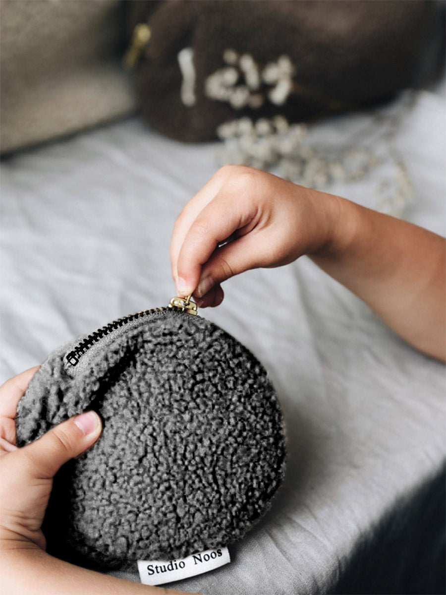 Cool lille pung i det lækreste, bløde teddy materiale.