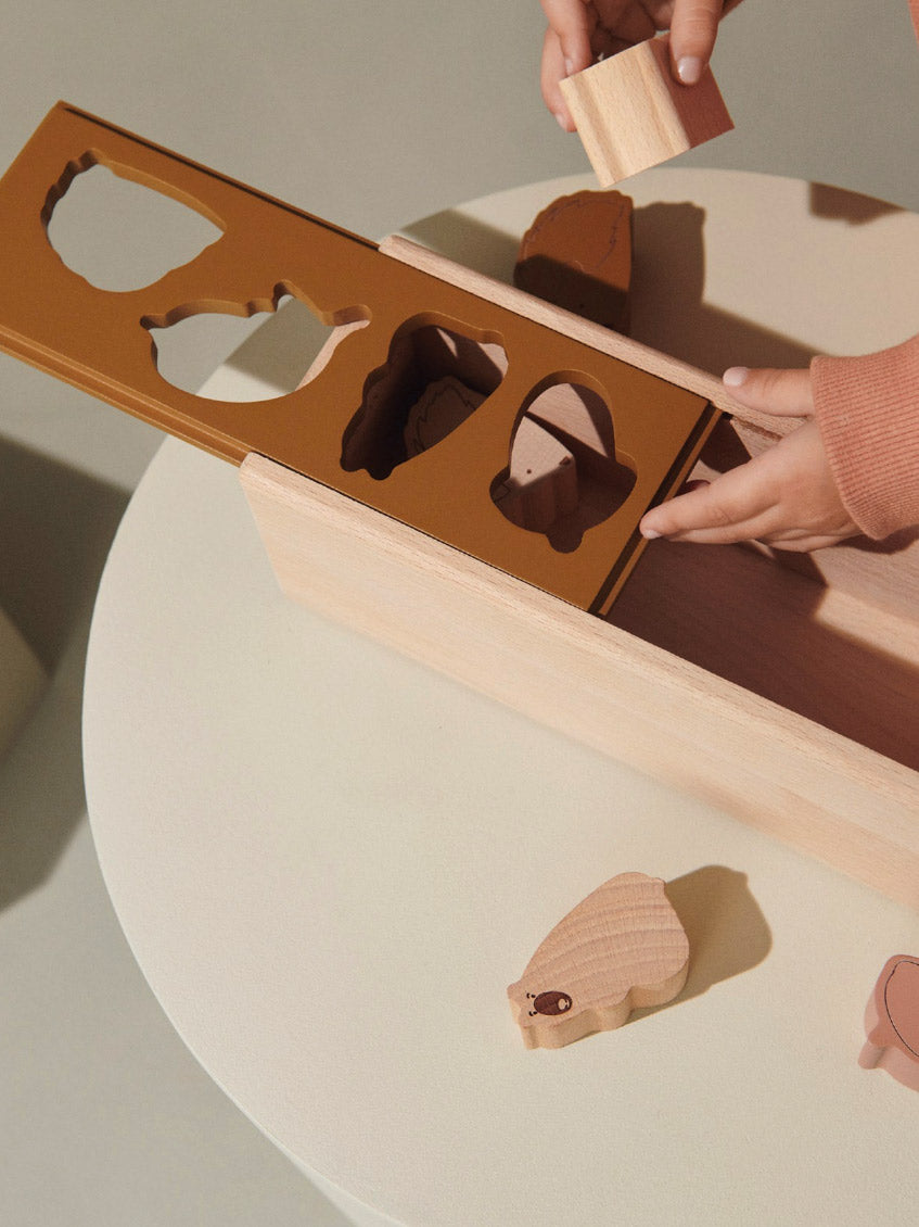 Charmerende puttekasse i træ fra danske Liewood.