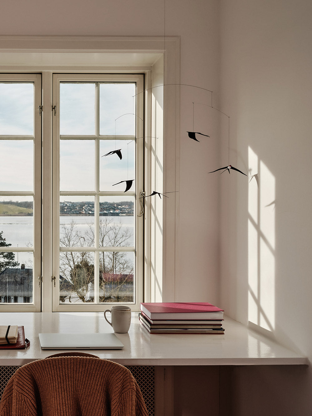 Charmerende uro fra Flensted Mobiler med fem smukke svaler i klassisk, dansk design.