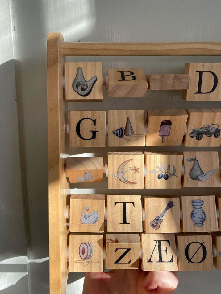 Alfabetramme i træ fra Konges Sløjd